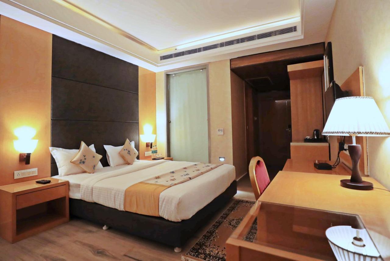 Bindiram Express By Shrigo Hotels Sitapur Muafi Exteriör bild